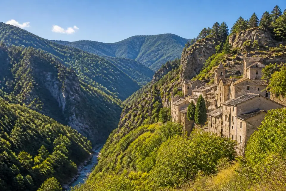découvrez les cévennes à travers notre guide complet des activités et visites incontournables. partez à l'aventure, explorez la nature, la culture et les traditions de cette région unique.
