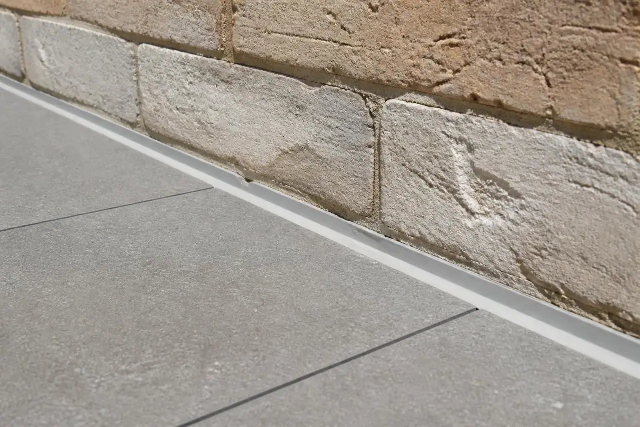 découvrez pourquoi il est essentiel de poser un joint de dilatation entre une terrasse et un mur, et apprenez les étapes clés pour l'installer correctement afin d'éviter les fissures et assurer la durabilité de votre construction.