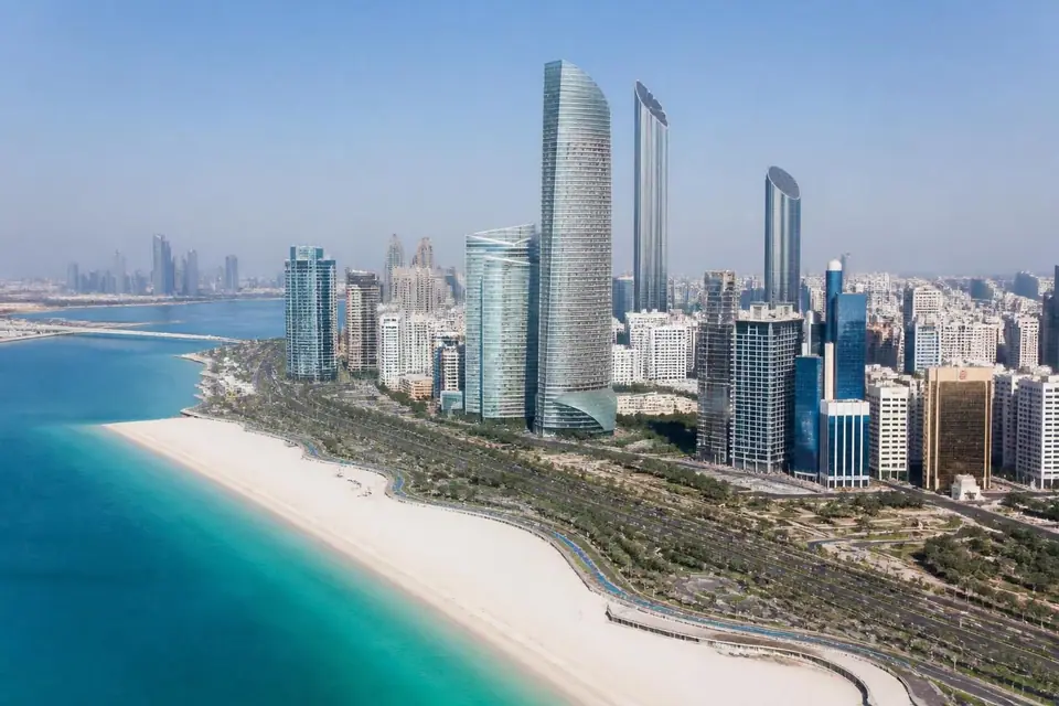 explorez abu dhabi avec notre guide complet pour visiter la capitale des émirats arabes unis. découvrez ses incontournables, sa culture riche et ses attractions uniques.