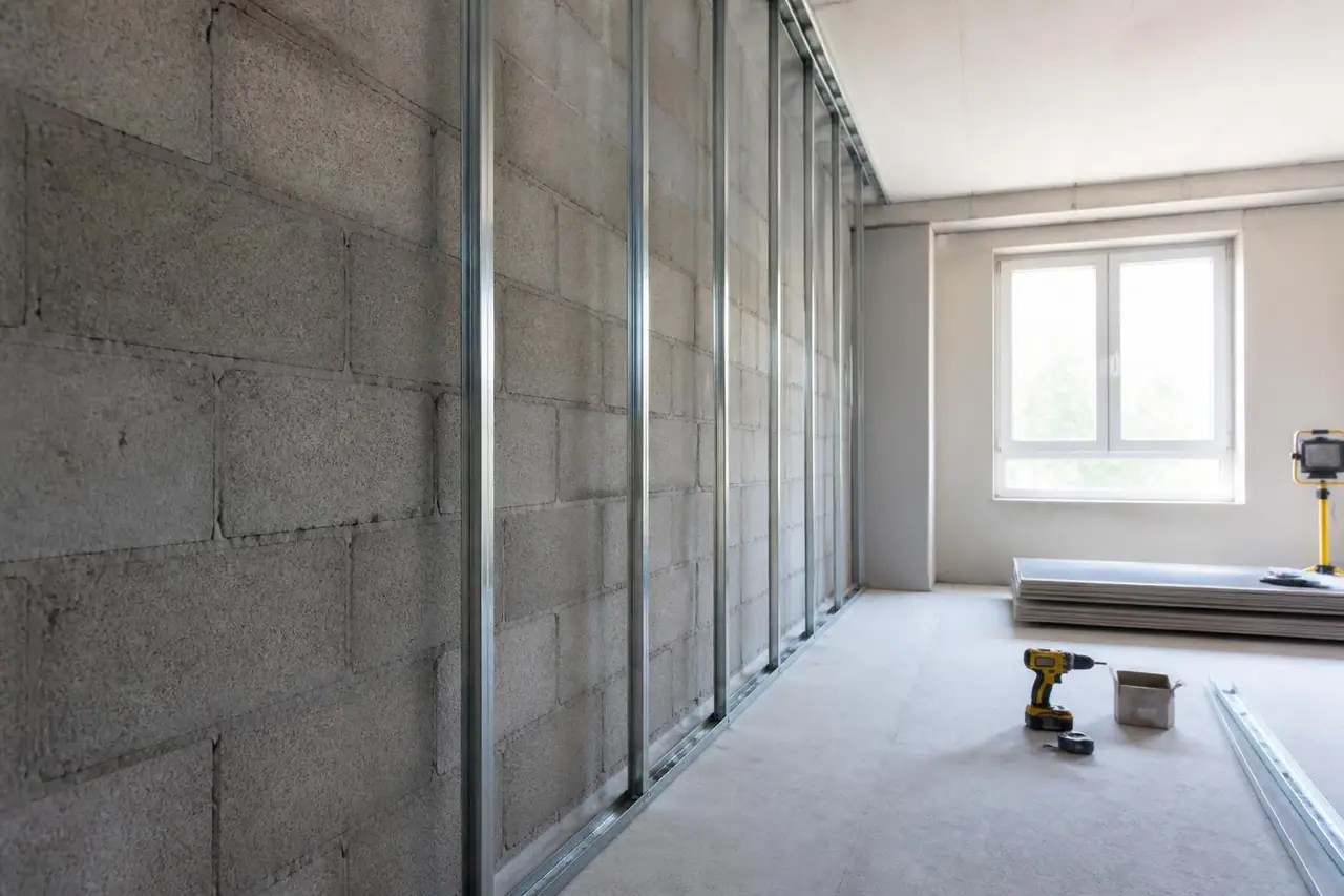 découvrez la distance idéale à respecter entre un rail placoplatre et le mur pour garantir une installation optimale et durable de vos cloisons.