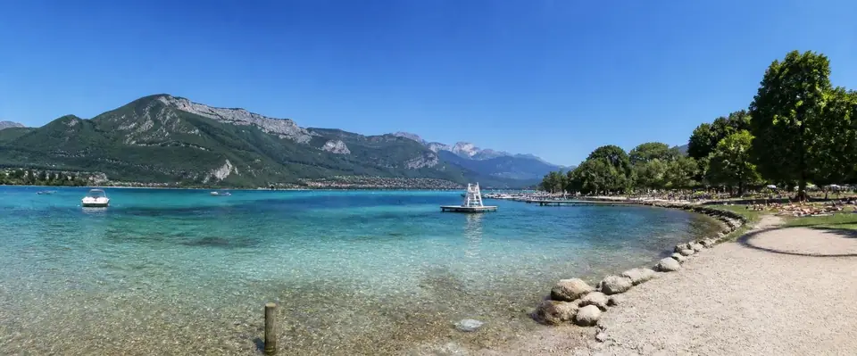 découvrez la plage d'annecy, un véritable paradis naturel où le lac cristallin rencontre les majestueuses montagnes, idéal pour des moments de détente et d'aventure en pleine nature.