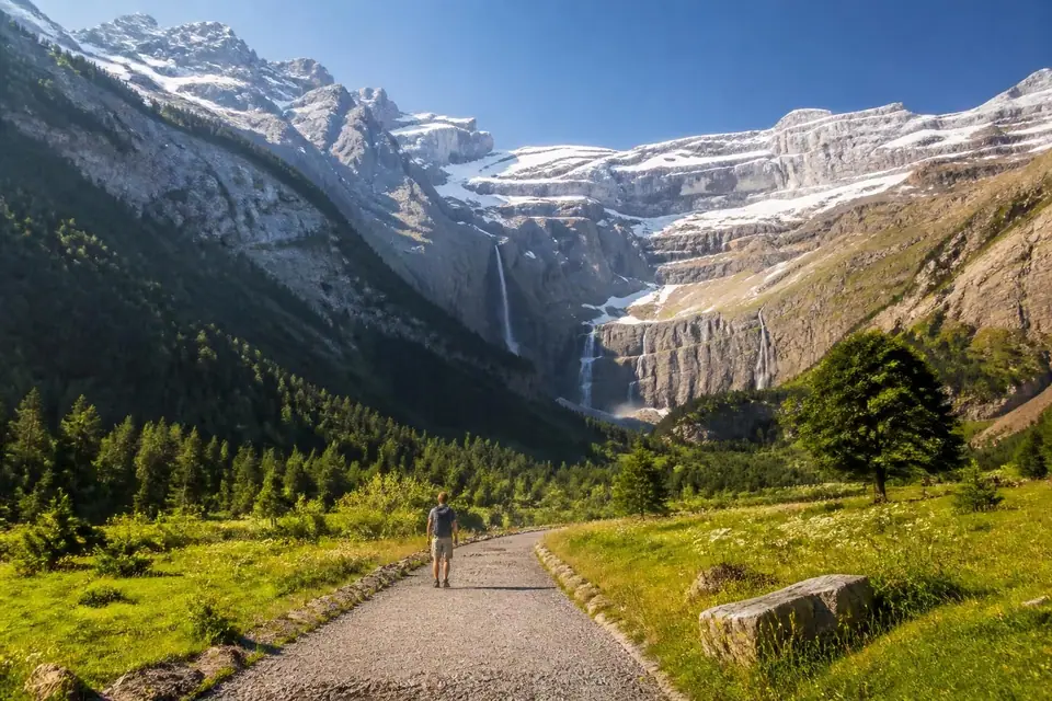 explorez le cirque de gavarnie, un site naturel exceptionnel pour une randonnée inoubliable au cœur des pyrénées.