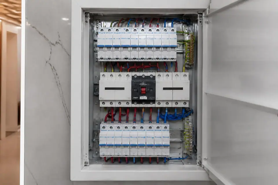découvrez comment installer facilement un commutateur automatique de source solaire et edf 230v pour optimiser la gestion de votre alimentation électrique entre énergie solaire et réseau edf.