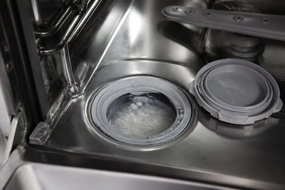 découvrez pourquoi le réservoir de sel de votre lave-vaisselle est plein d’eau et comment résoudre ce problème courant pour garantir un fonctionnement optimal de votre appareil.