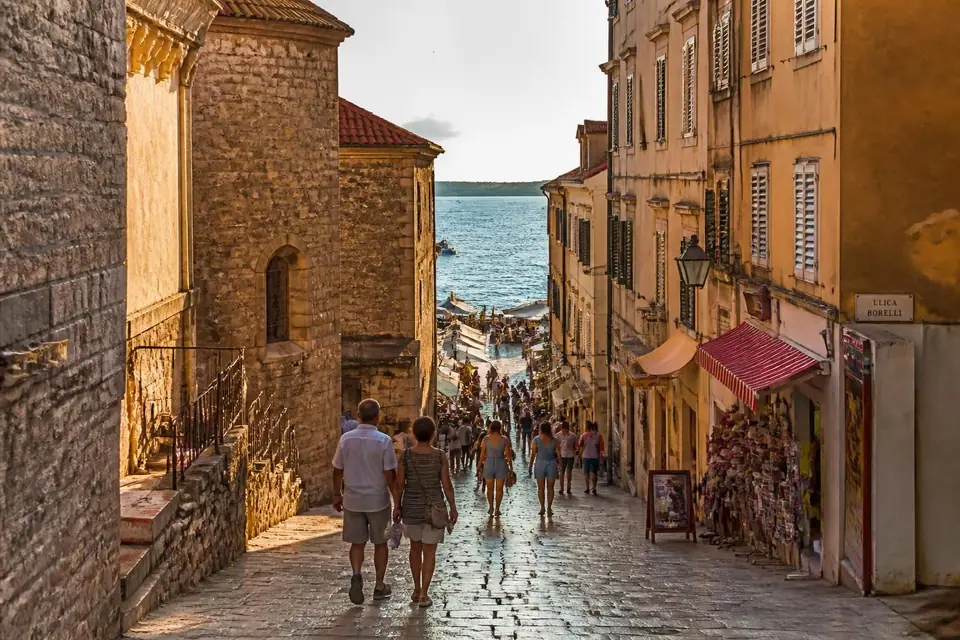 explorez zadar en croatie avec notre guide complet des sites incontournables, activités et conseils pour un séjour mémorable au cœur de la dalmatie.