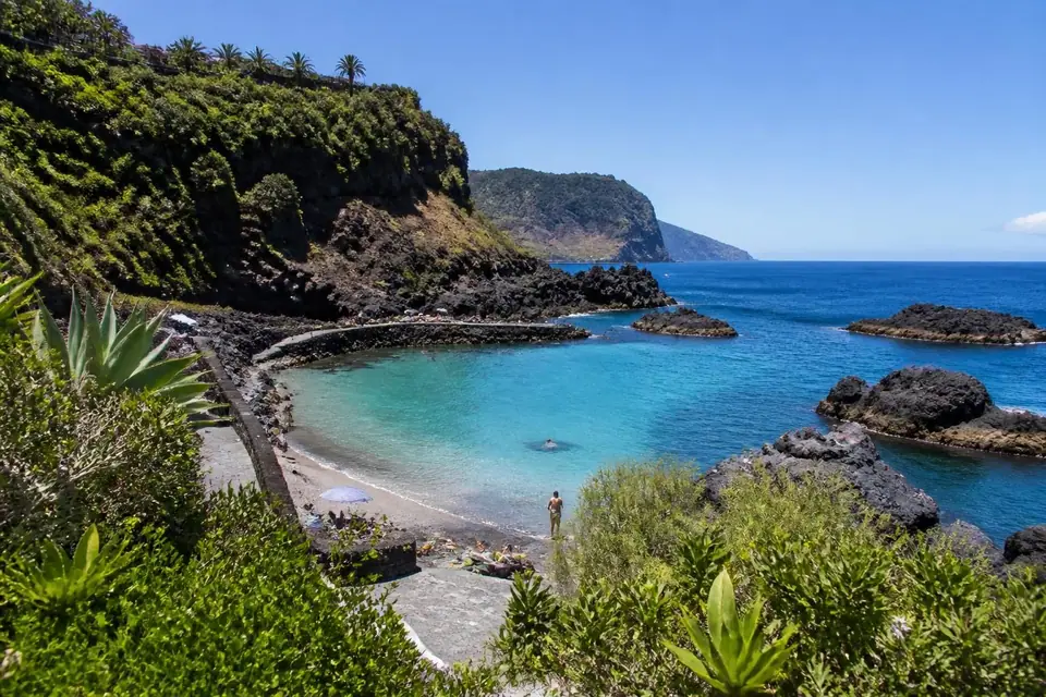 explorez les plus belles plages de madère et profitez de vacances inoubliables entre soleil, mer et paysages paradisiaques.