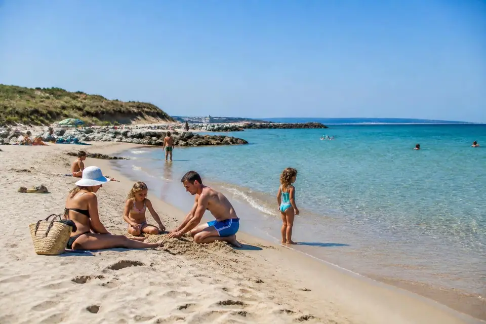 découvrez 3 destinations incontournables dans le sud de la france pour des vacances d'été à petit budget. profitez du soleil, de la mer et de la culture sans vous ruiner !