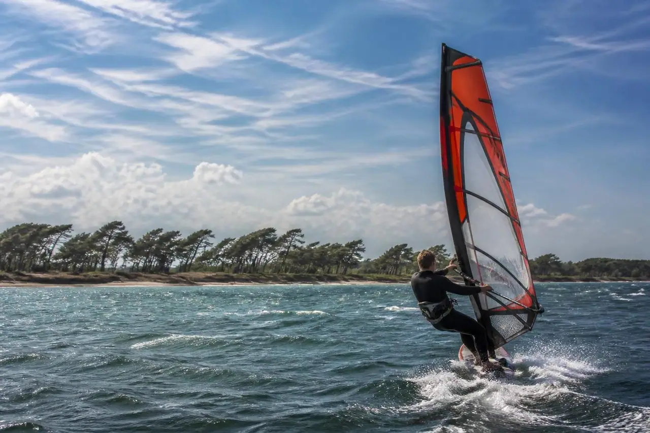 découvrez les prévisions météo détaillées avec windguru, l'outil parfait pour planifier vos sessions de sports de glisse en toute confiance.