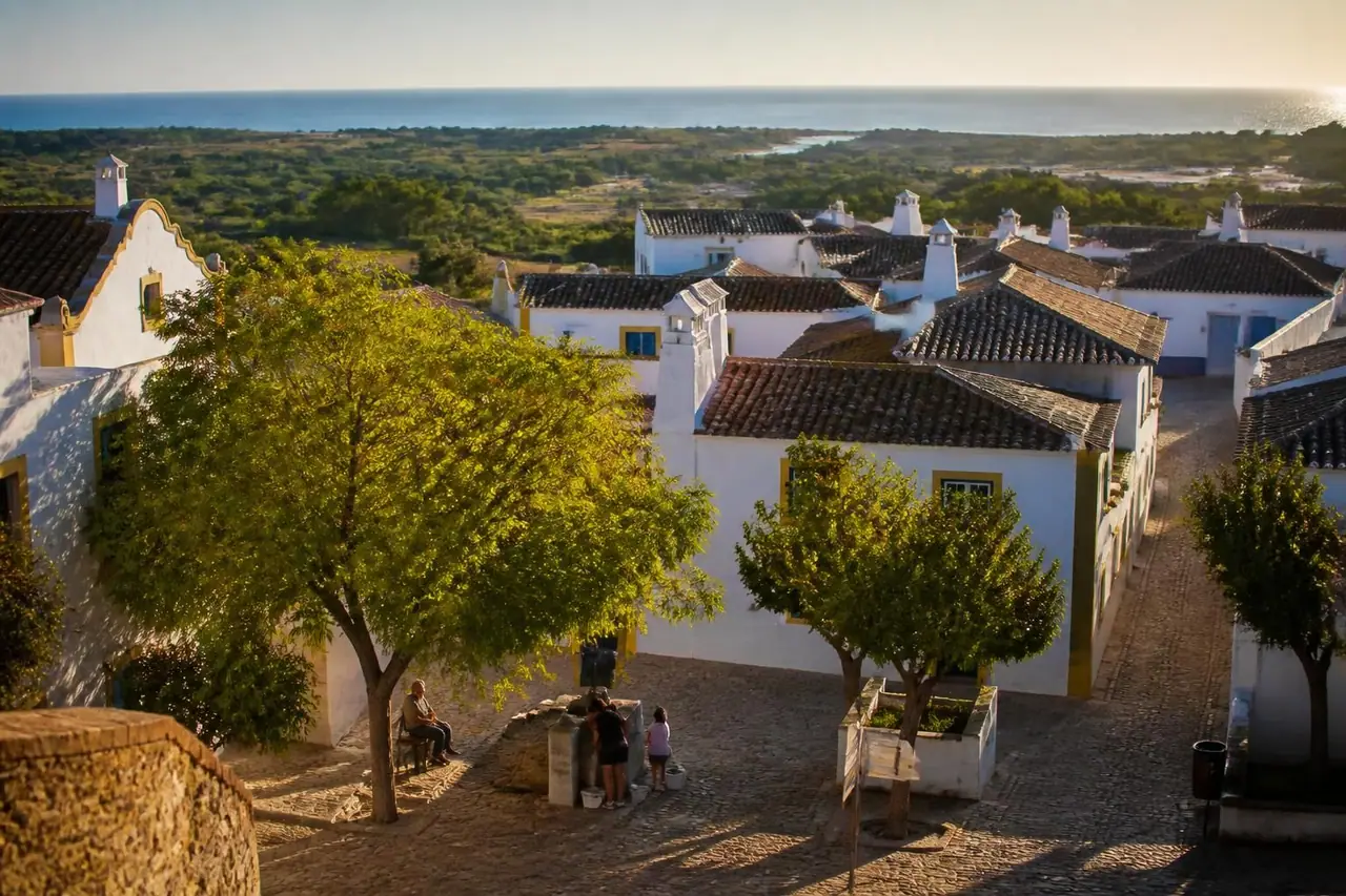 découvrez cacela velha, un village authentique et préservé au cœur de l’algarve portugaise, offrant un charme historique, des paysages côtiers époustouflants et une atmosphère paisible loin des foules.