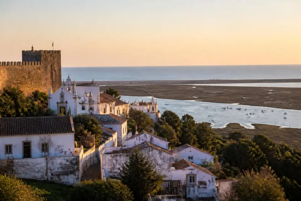 découvrez cacela velha, un village authentique et préservé au cœur de l’algarve portugaise, offrant des paysages pittoresques, une riche histoire et une atmosphère paisible.