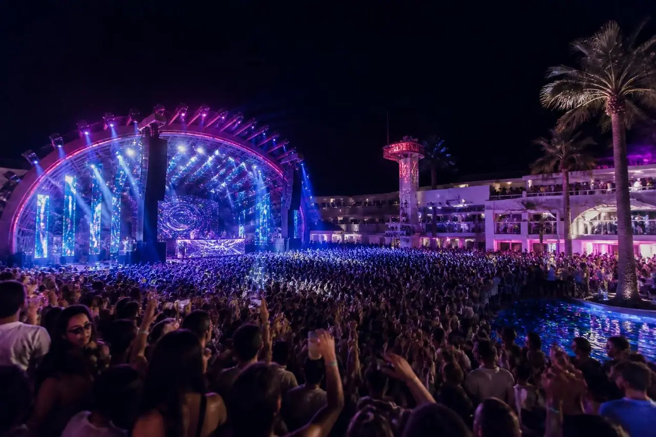 découvrez le guide complet d'ushuaïa ibiza en 2026 : les meilleures soirées, les dj incontournables et toutes les infos pour vivre une expérience unique sur l'île.
