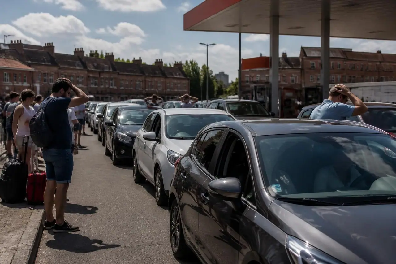 découvrez comment la hausse des prix du carburant impacte les vacances scolaires des toulousains, bouleversant leurs plans de déplacement et leurs budgets.