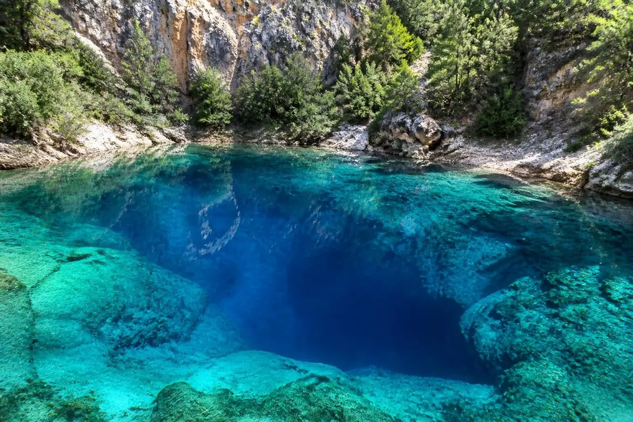 explorez le trou bleu de cetina en croatie, un phénomène naturel fascinant chargé de mystères. plongez dans ses eaux cristallines et découvrez un joyau caché au cœur de la nature.