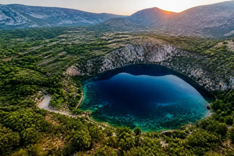 explorez le trou bleu de cetina en croatie, un site naturel fascinant où mystère et beauté sous-marine se rencontrent pour des aventures inoubliables.