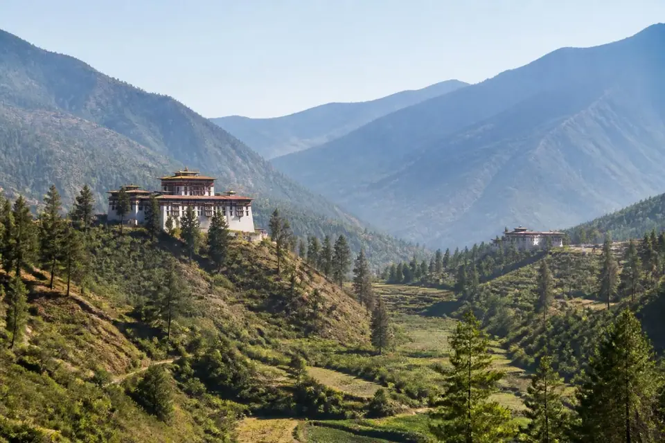 découvrez notre guide complet pour un séjour inoubliable au bhoutan, avec conseils pratiques, lieux incontournables et astuces pour un voyage réussi.