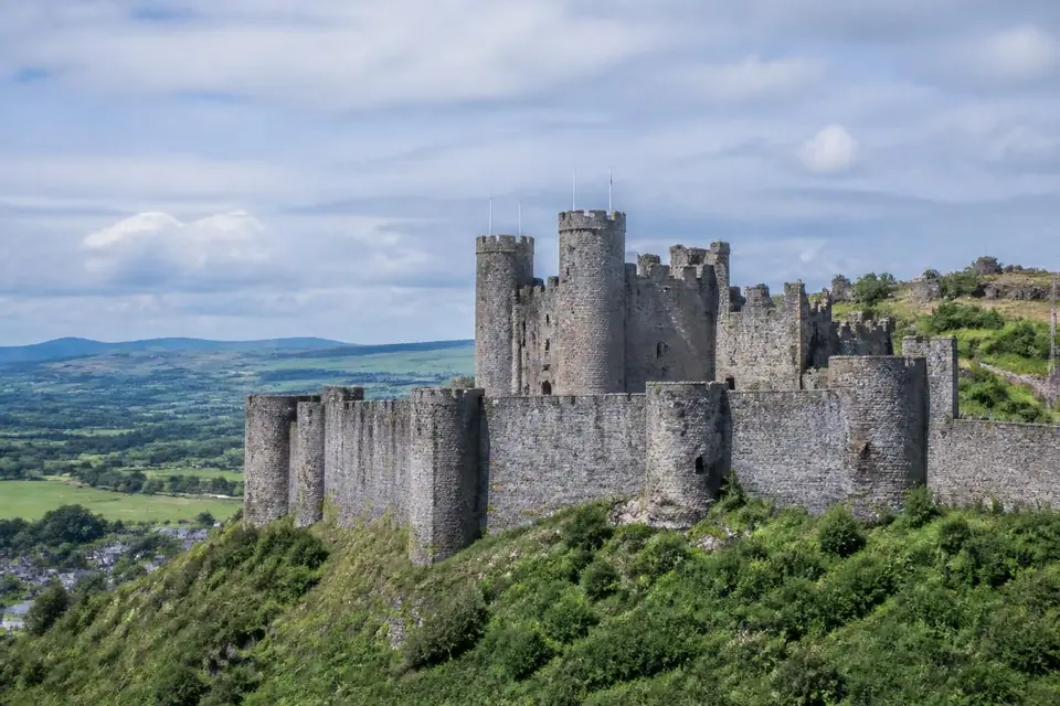 explorez le pays de galles avec notre guide des 10 sites incontournables à visiter. découvrez paysages, châteaux et culture pour un voyage inoubliable.