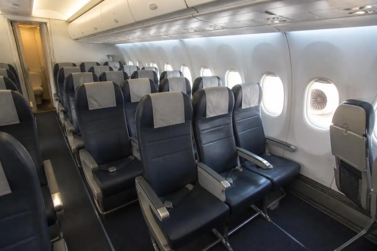 découvrez notre guide complet pour éviter les sièges inconfortables en avion et garantir un vol agréable. conseils pratiques et astuces pour choisir le meilleur emplacement à bord.