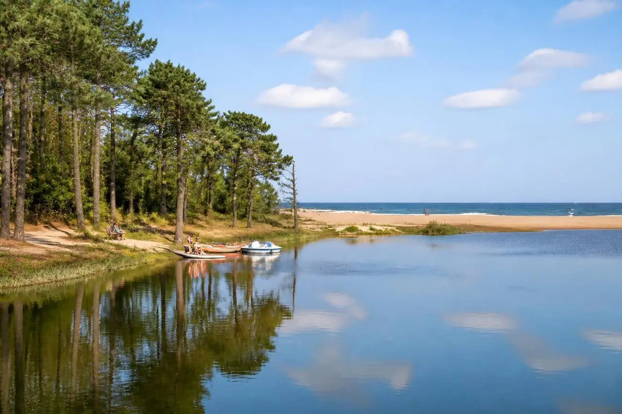 découvrez biscarrosse, une destination idéale pour s'évader entre ses lacs paisibles et l'océan atlantique. retrouvez conseils, activités et sites incontournables pour un séjour inoubliable.