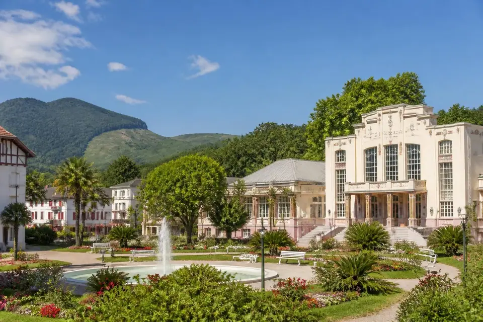 découvrez les bienfaits des thermes de cambo-les-bains, un lieu unique au cœur du pays basque, pour revitaliser votre corps et votre esprit grâce à ses eaux thermales bienfaisantes.