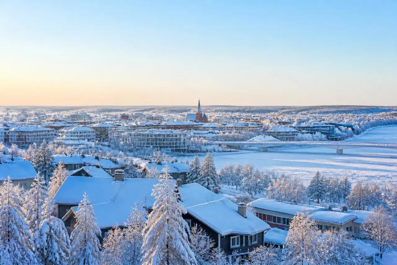 découvrez rovaniemi, la charmante capitale de la laponie, connue comme la ville du père noël, une destination magique alliant traditions arctiques et paysages enchanteurs.