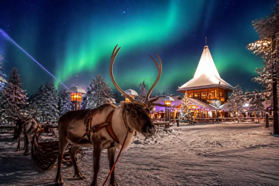 découvrez rovaniemi, la capitale de la laponie, célèbre comme la ville du père noël, où traditions nordiques et paysages féeriques vous attendent pour une expérience magique.