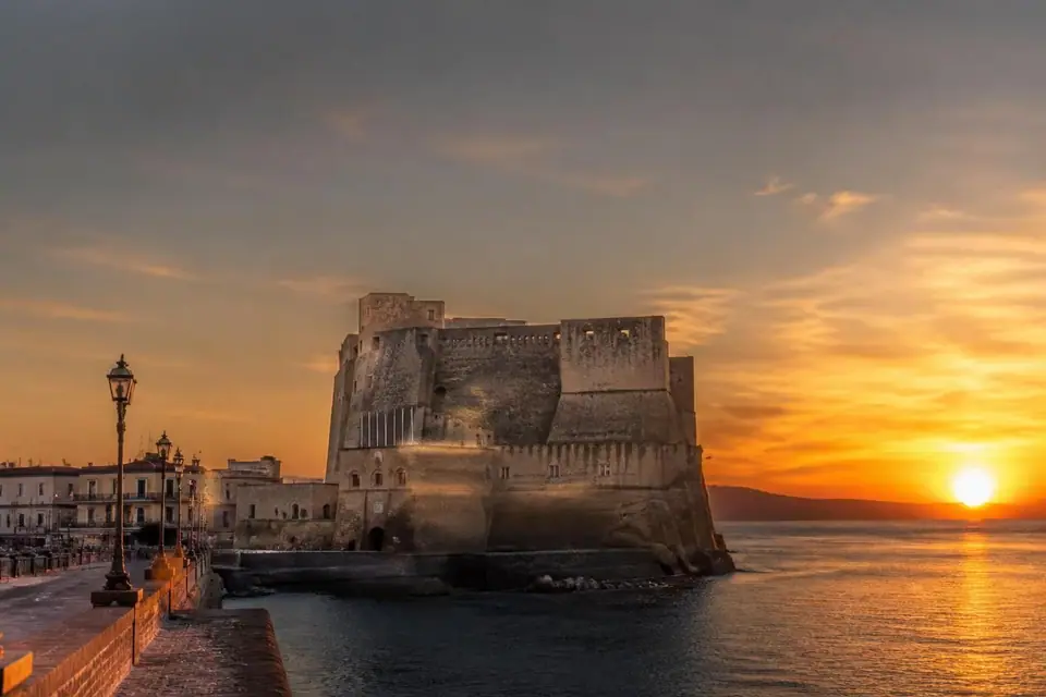 explorez castel dell'ovo, le plus ancien château de naples, et plongez dans son histoire fascinante mêlant légendes, architecture médiévale et vues imprenables sur la baie.