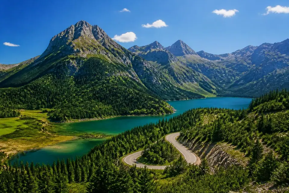 découvrez nos conseils essentiels pour préparer votre voyage au monténégro et explorez les pépites incontournables de cette magnifique destination.