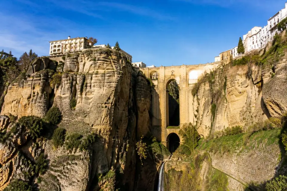 découvrez mes conseils incontournables pour visiter ronda et admirer ses paysages à couper le souffle. préparez votre voyage pour en prendre plein la vue !