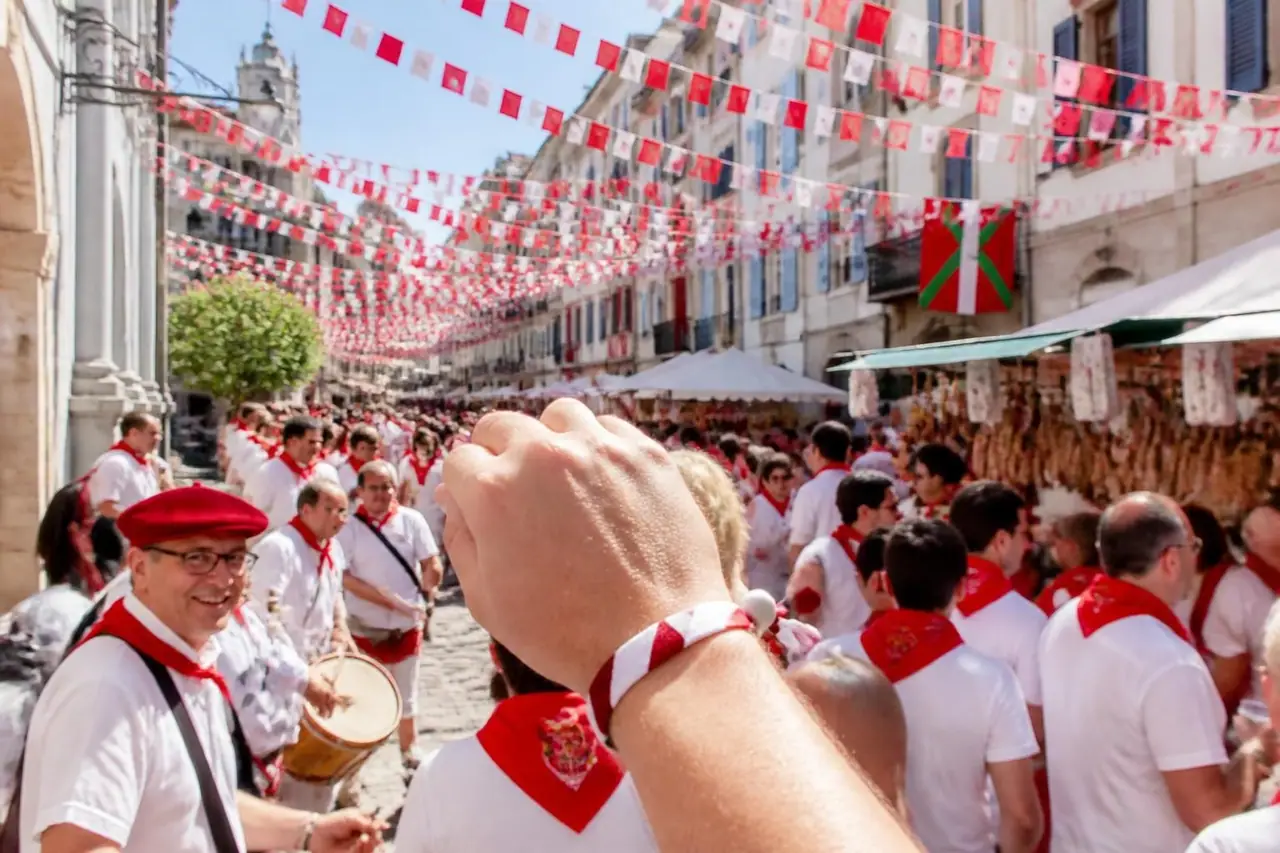 découvrez les dates clés des fêtes de bayonne 2026, obtenez votre bracelet officiel et profitez de nos astuces pour vivre pleinement cet événement incontournable du pays basque.
