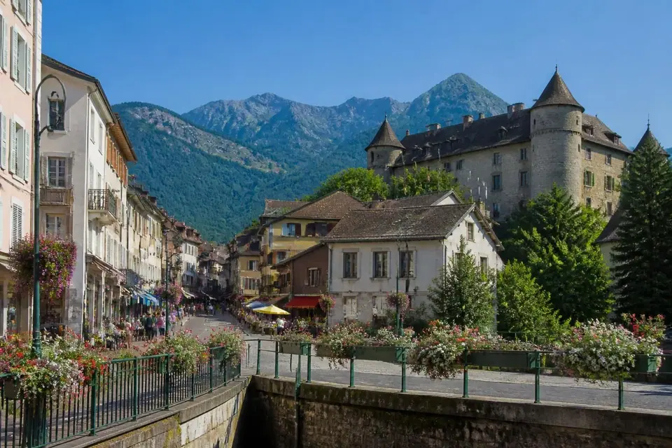 découvrez bonneville, une destination alliant riche histoire et paysages montagneux impressionnants. partez en escapade pour explorer ses patrimoines culturels et ses sommets à couper le souffle.