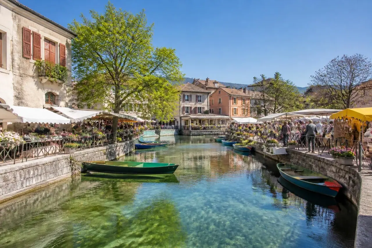 découvrez nos conseils pour une escapade réussie à l'isle-sur-la-sorgue, entre marchés authentiques, balades pittoresques et richesses culturelles.