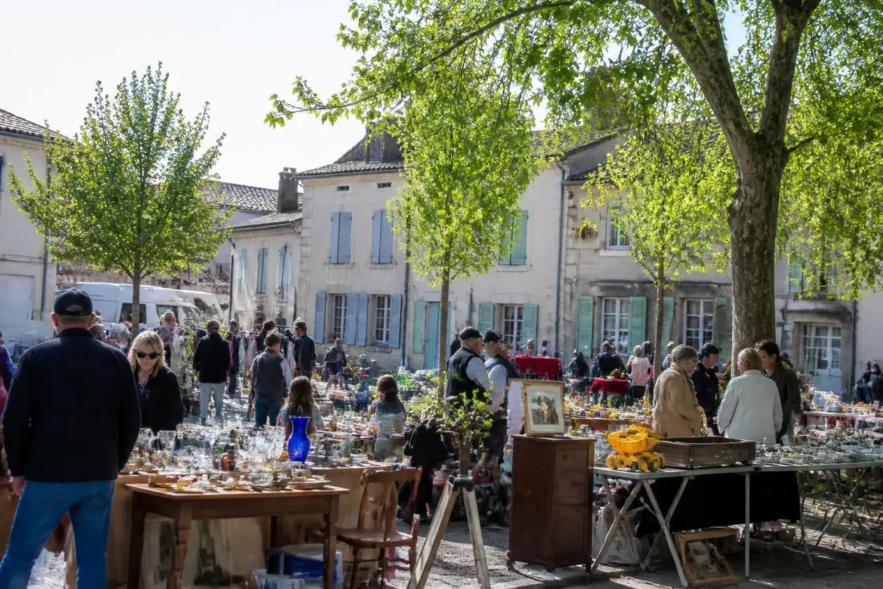 découvrez le calendrier 2026 des vide-greniers en vendée (85) pour chiner facilement et ne rien manquer des meilleures ventes aux puces et brocantes locales.