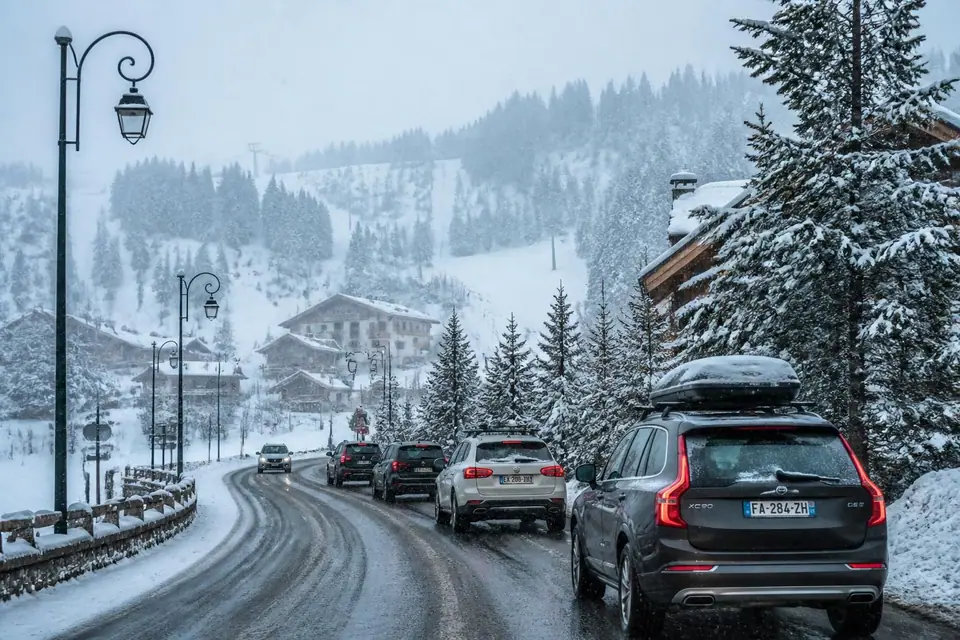 découvrez les prévisions de neige en france et nos conseils essentiels pour rouler et skier en toute sécurité cet hiver.