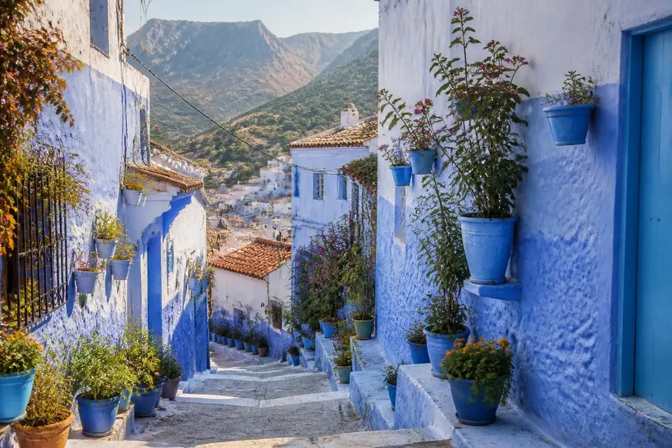 découvrez chefchaouen, la ville bleue du maroc, avec mes conseils pratiques pour visiter et profiter pleinement de ses ruelles pittoresques, sa culture unique et ses paysages enchanteurs.