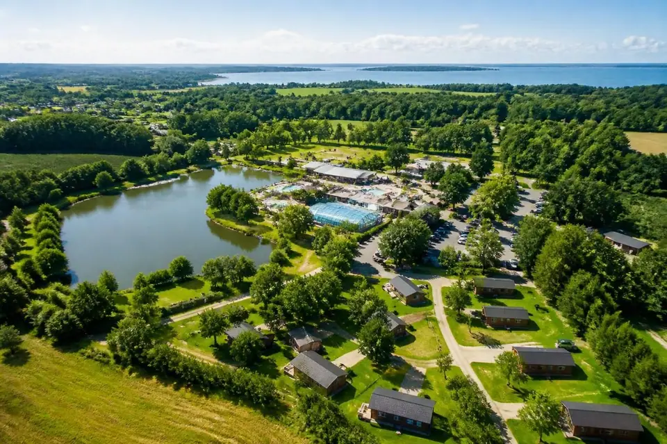 explorez le domaine des ormes, un lieu unique où se rencontrent terre et mer pour une aventure inoubliable au cœur de paysages exceptionnels.