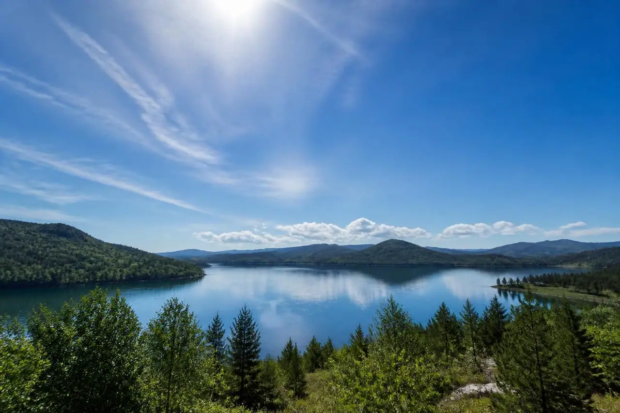 découvrez pourquoi le ciel est bleu et explorez les secrets fascinants de notre atmosphère pour mieux comprendre ce phénomène naturel.