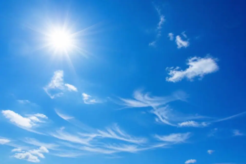 découvrez pourquoi le ciel est bleu en explorant les phénomènes atmosphériques qui expliquent cette couleur fascinante et les secrets de notre atmosphère.