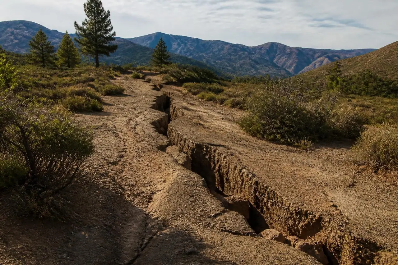 découvrez tout sur la faille de san andreas en californie, ses risques sismiques majeurs et les enjeux pour la sécurité et la préparation aux tremblements de terre.