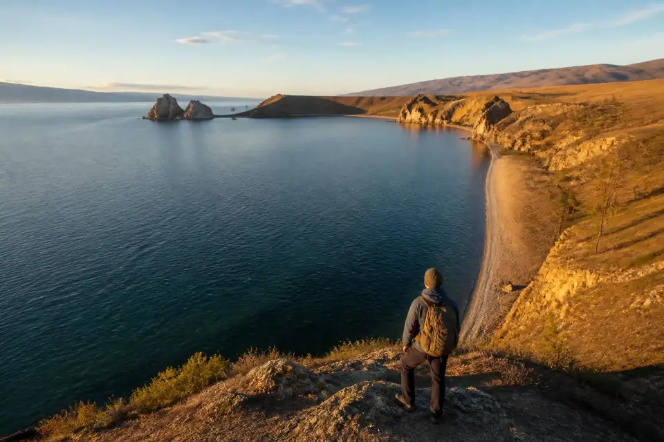 découvrez les conseils incontournables d'une baroudeuse expérimentée pour un voyage inoubliable au lac baïkal, entre aventure, nature sauvage et culture locale.
