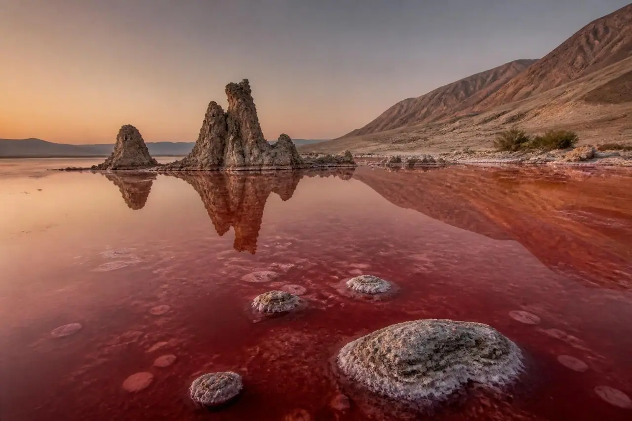 découvrez le lac natron en tanzanie, un lieu unique aux eaux rouges captivantes, abritant des paysages fascinants et des mystères naturels étonnants.