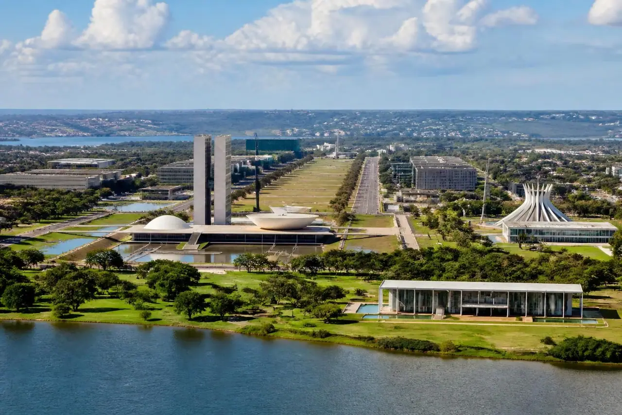 découvrez brasilia, l’étonnante capitale du brésil : son architecture unique, son histoire fascinante et les incontournables à visiter pour une expérience inoubliable.