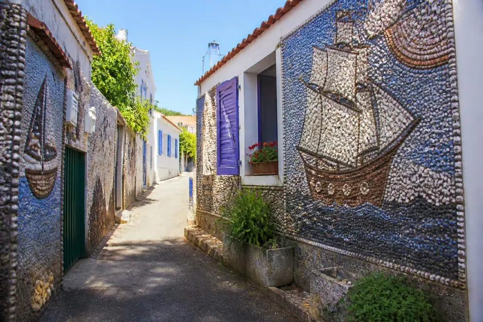 découvrez l'île penotte aux sables d'olonne, un trésor unique décoré de coquillages, alliant art et nature pour une visite inoubliable.