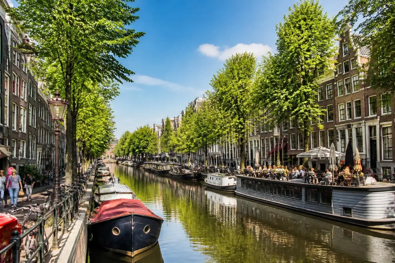 découvrez mes conseils incontournables pour un séjour réussi à amsterdam. explorez les meilleures activités, lieux à visiter et astuces pour profiter pleinement de la capitale néerlandaise.