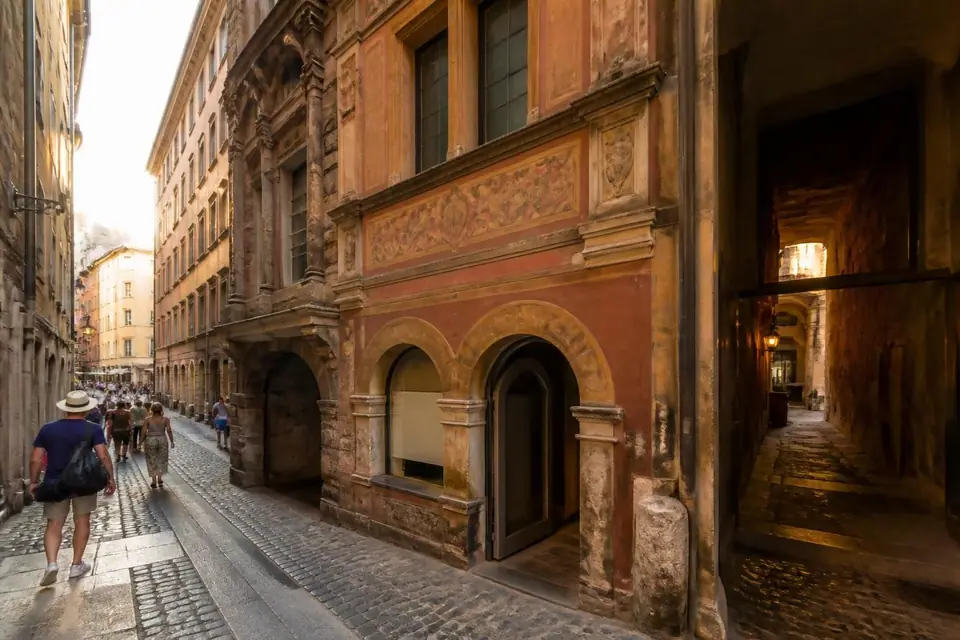 découvrez les meilleures activités et lieux incontournables à lyon pour un séjour inoubliable. explorez la gastronomie, le patrimoine historique et les attractions uniques de la ville.