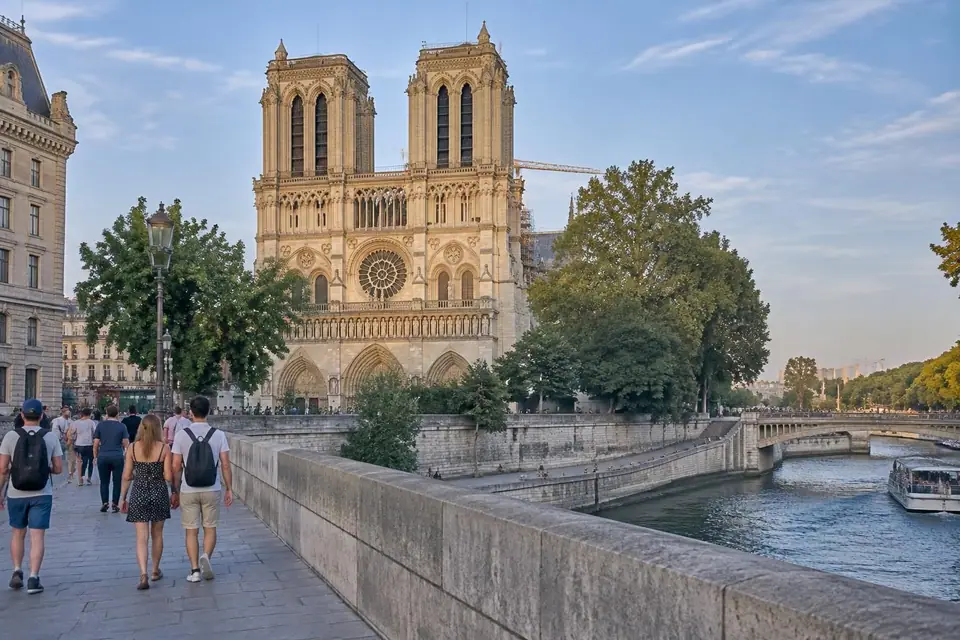 découvrez comment visiter paris sans vous ruiner : monuments gratuits, bons plans transport et astuces pour profiter pleinement des incontournables.