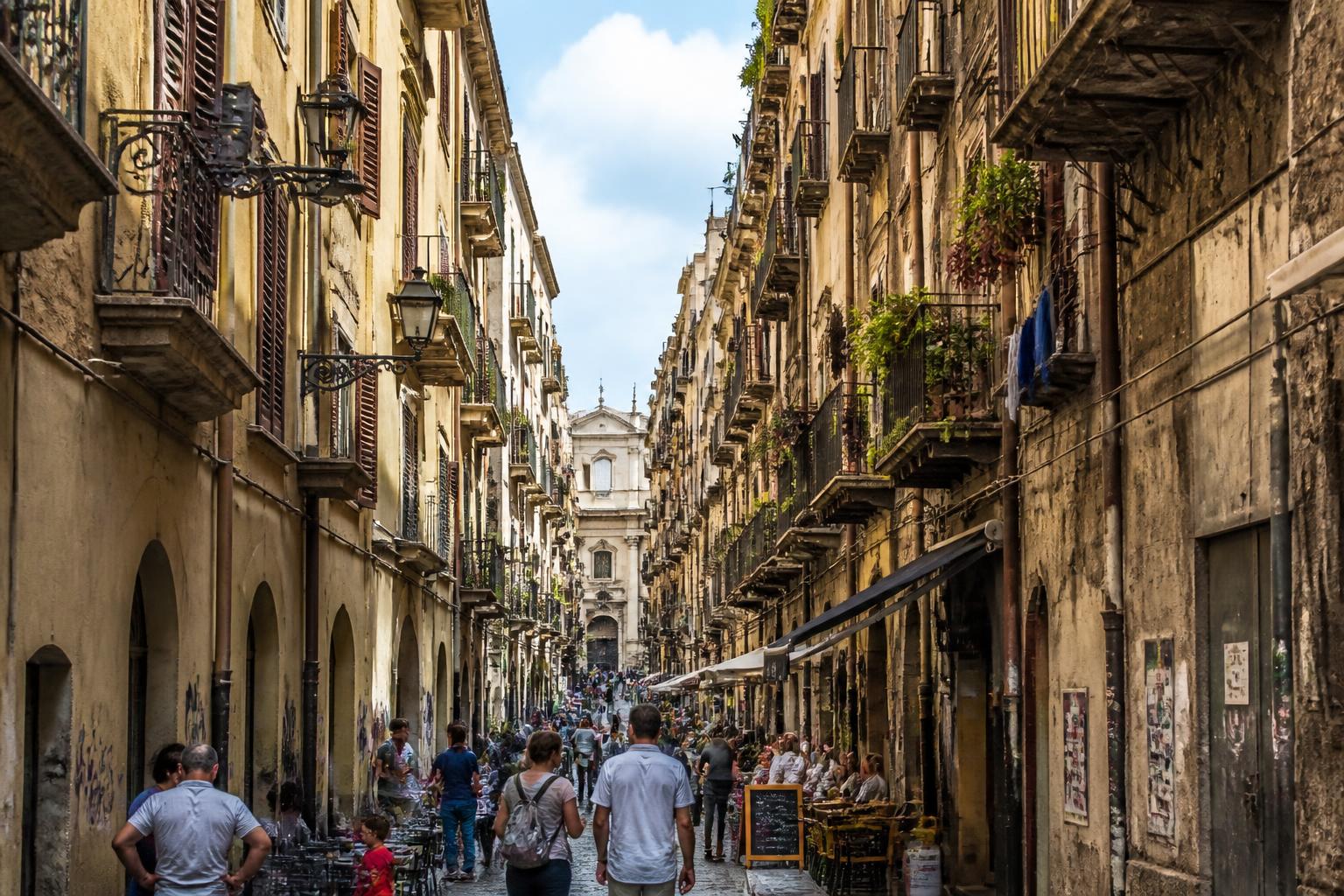 découvrez les quartiers à éviter en sicile, les arnaques courantes et les pièges à éviter pour un voyage en toute sécurité et sans mauvaises surprises.
