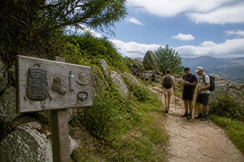 découvrez les précautions essentielles et les dangers à connaître avant de partir sur le chemin de compostelle pour une randonnée sûre et réussie.