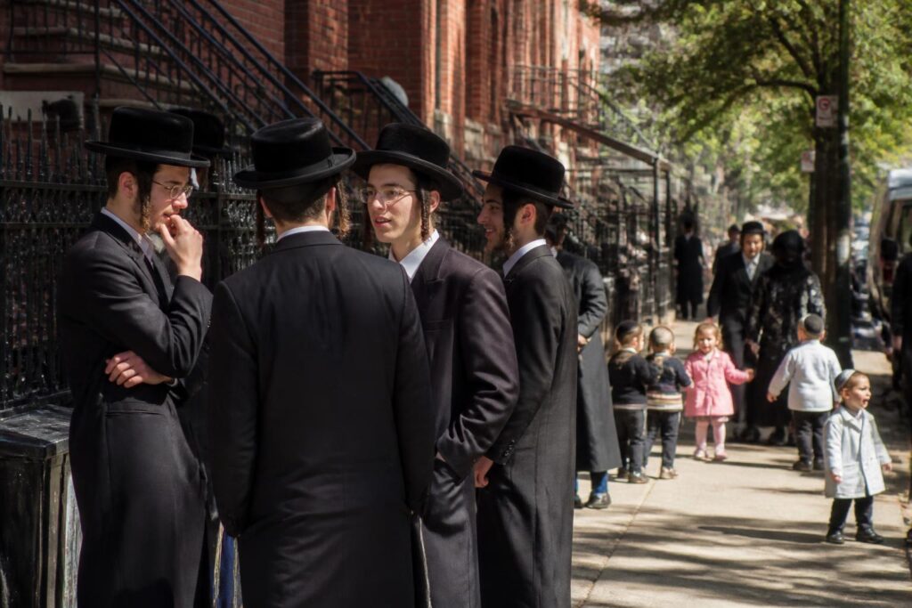 explorez williamsburg, le cœur vibrant du quartier juif orthodoxe à new york, et découvrez sa culture, son histoire unique et son ambiance authentique.