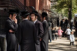 explorez williamsburg, le cœur vibrant du quartier juif orthodoxe à new york, et découvrez sa culture, son histoire unique et son ambiance authentique.