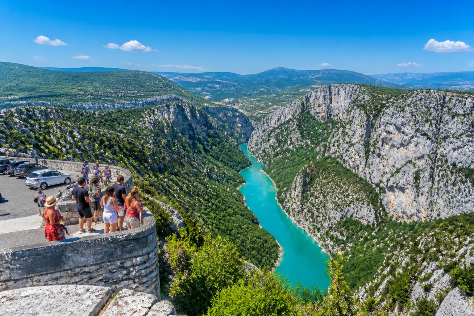découvrez les activités incontournables à faire dans les gorges du verdon, un site naturel exceptionnel. profitez de conseils pratiques pour vivre une aventure mémorable entre randonnée, sports nautiques et paysages grandioses.